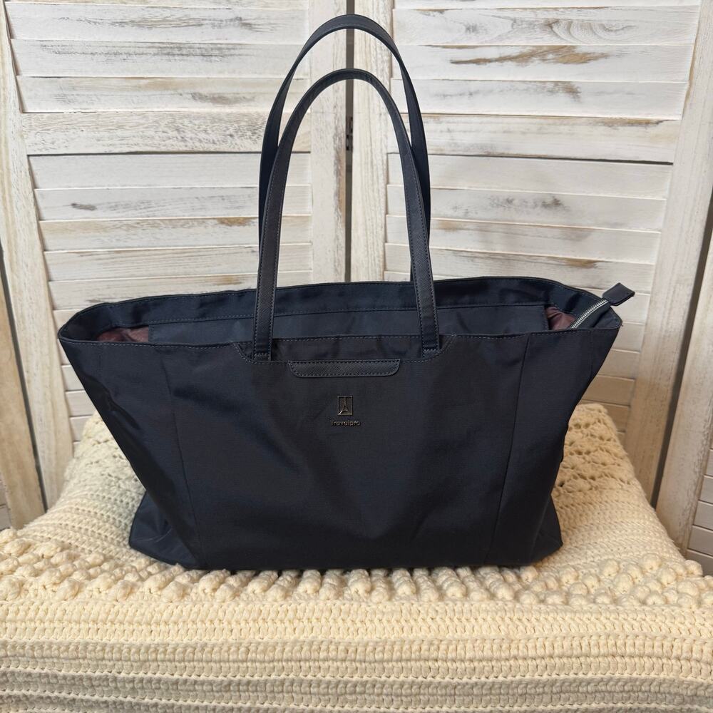 TRAVELPRO MAXLITE 5 Women's Carry On Tote Bag Navy Airplane Travel